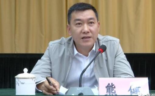 熊健簡歷：防城港市委常委、政法委書記熊健，曾任來賓市委常委、市委秘書長，象州縣委書記、縣長
