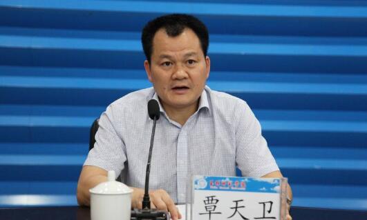 覃天衛(wèi)簡歷：欽州市人大主任覃天衛(wèi)，曾任玉林市委副書記、市委常委、組織部長