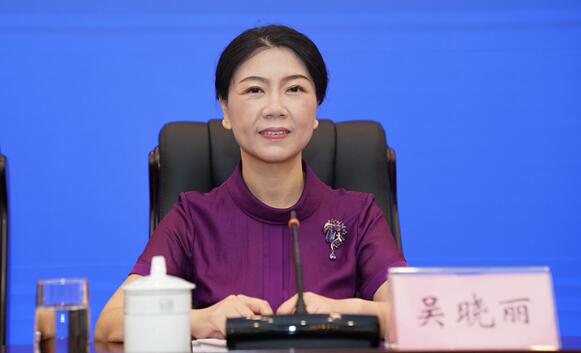 吳曉麗簡(jiǎn)歷：來(lái)賓市政協(xié)主席吳曉麗，曾任廣西廣播電視局副局長(zhǎng)、婦聯(lián)副主席，來(lái)賓市委副書(shū)記