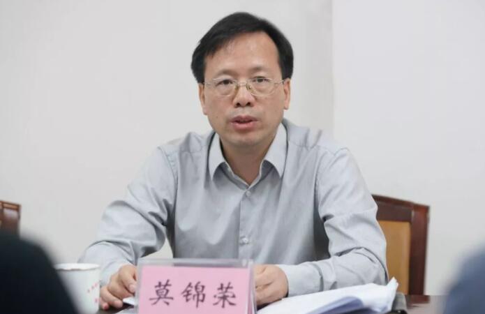 莫錦榮簡歷：廣西中醫(yī)藥大學(xué)黨委書記莫錦榮，曾任欽州市委副書記、市委常委、組織部部長，廣西高院政治部主任