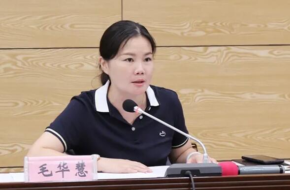 毛華慧簡歷：河池市環(huán)江縣委副書記、縣長毛華慧，曾任河池市投資促進局局長、團委書記