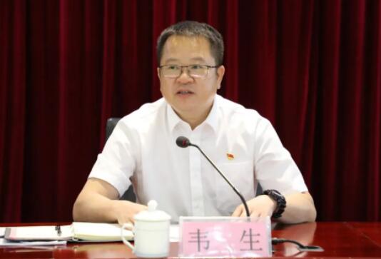 韋生簡(jiǎn)歷：百色城市建設(shè)投資發(fā)展集團(tuán)董事長(zhǎng)韋生，曾任百投集團(tuán)、百發(fā)集團(tuán)董事長(zhǎng)，西林縣委副書記