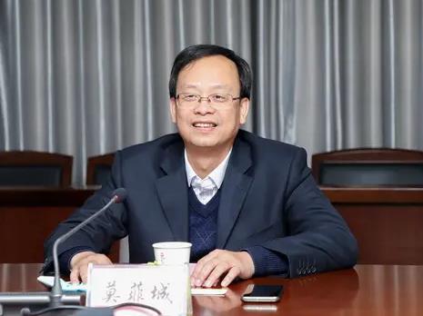 莫菲城簡歷：廣西地礦局副局長莫菲城，曾任廣西農投集團總經(jīng)理、平陸運河集團總經(jīng)理、南寧糖業(yè)董事長